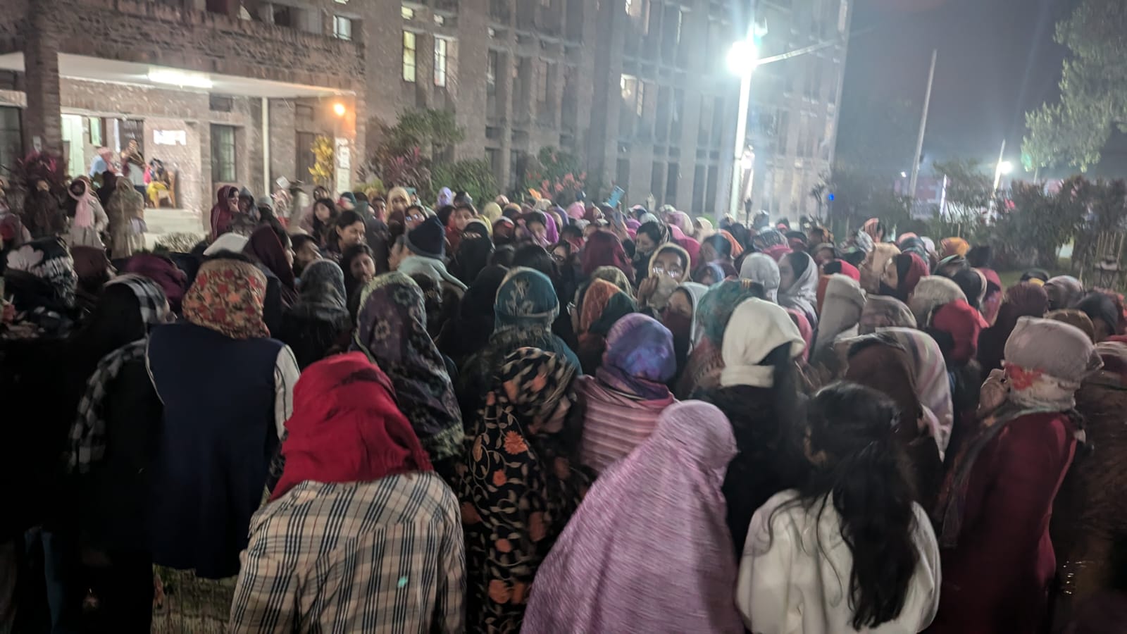 শেখ ফজিলাতুন্নেছা মুজিব হলের নাম ফেরত চেয়ে বাকৃবিতে ছাত্রীদের বিক্ষোভ