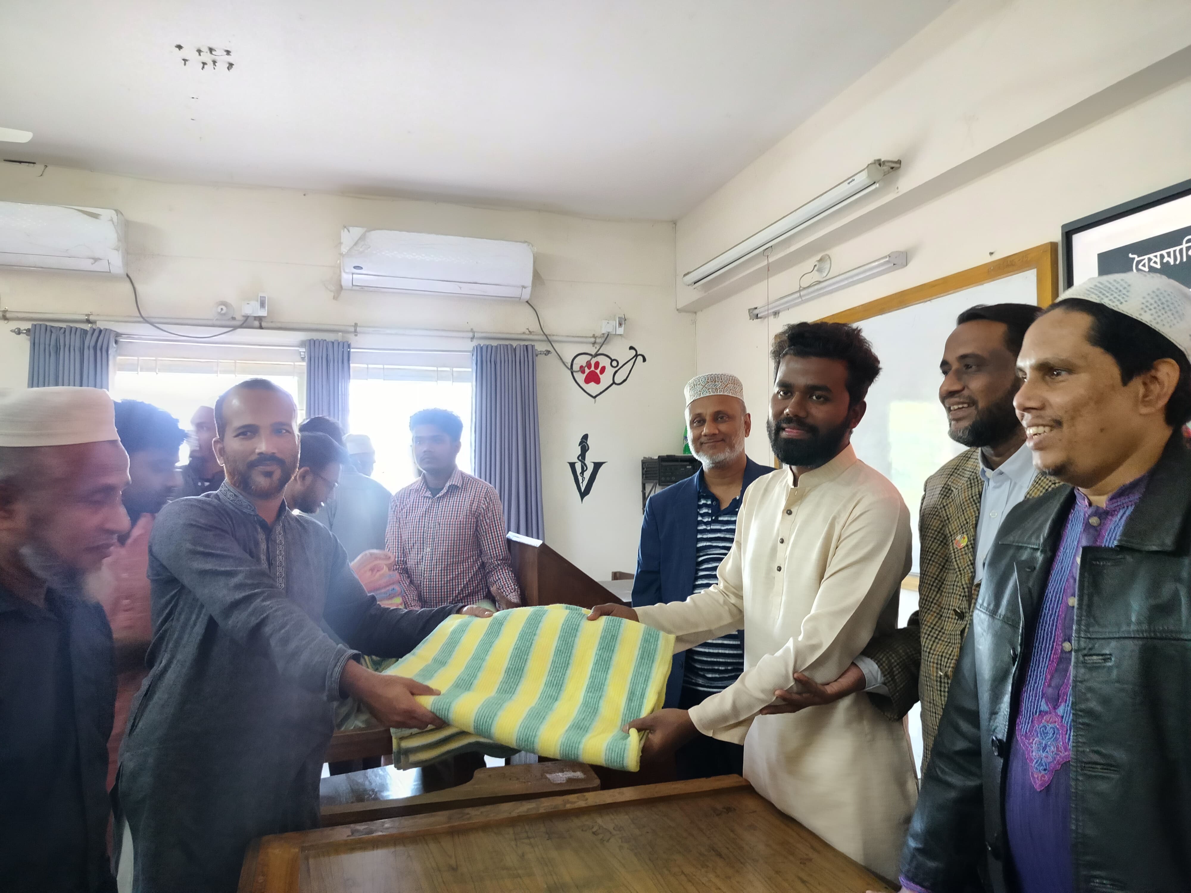 সিকৃবিতে বৈষম্যবিরোধী ও নাগরিক কমিটির শীতবস্ত্র বিতরণ