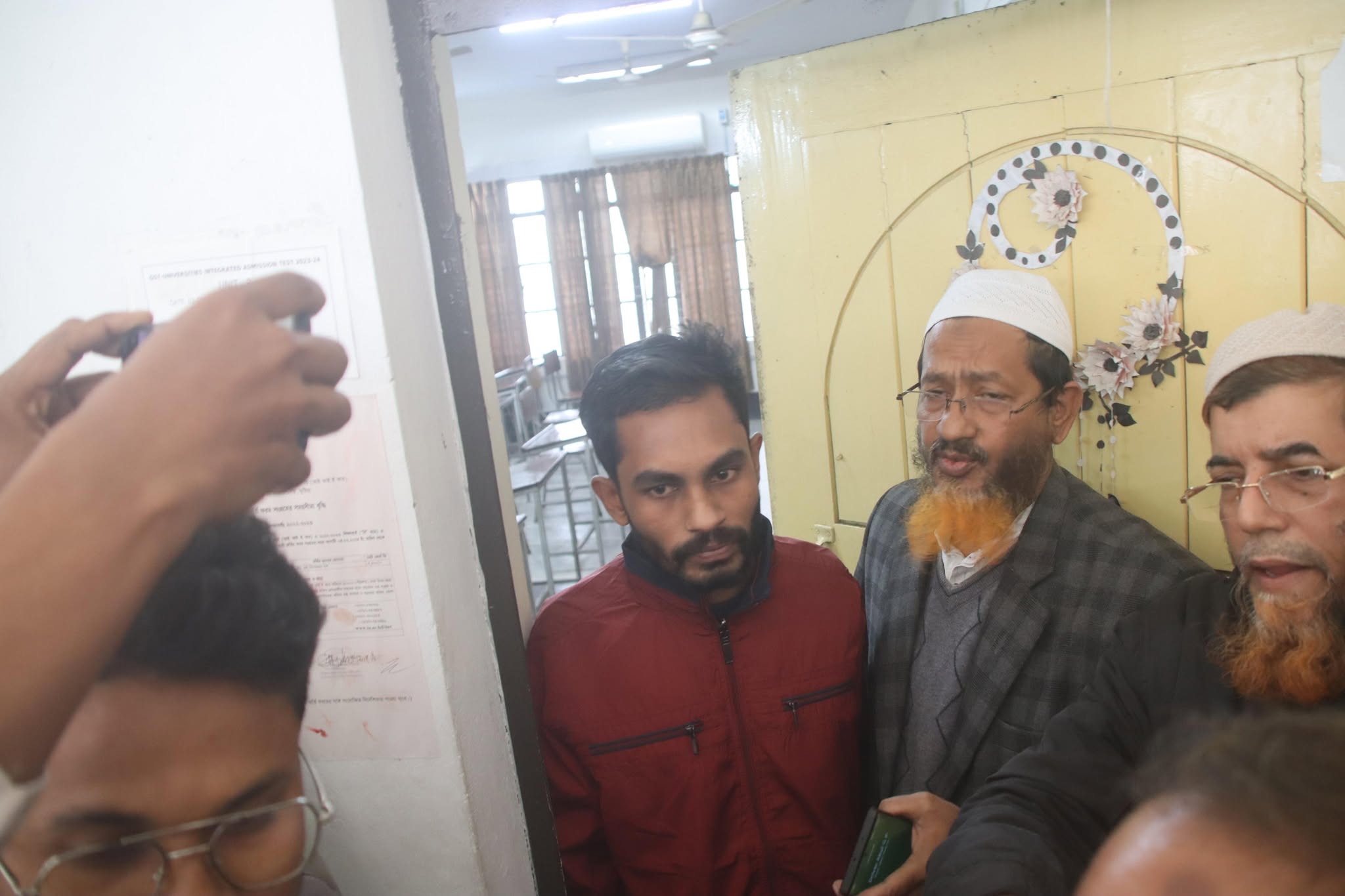 ইবিতে পরীক্ষা দিতে এসে তোপের মুখে নিষিদ্ধ ছাত্রলীগের নেতা