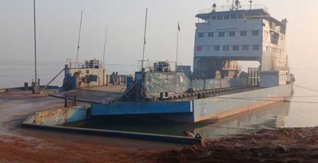 দৌলতদিয়া-পাটুরিয়া নৌ-রুটে ভোর থেকে ফেরি চলাচল বন্ধ