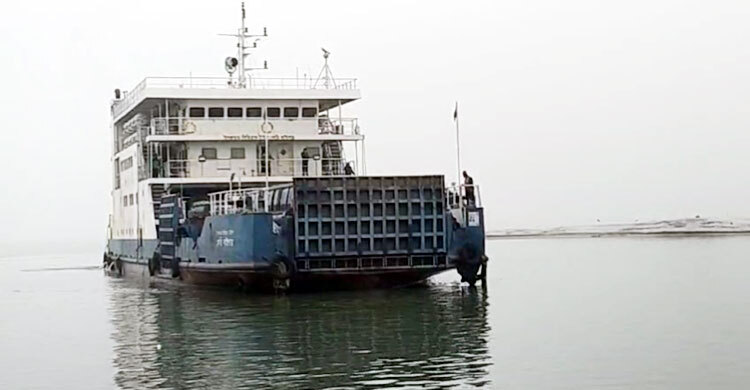 দৌলতদিয়া-পাটুরিয়ায় সাড়ে ৩ ঘণ্টা পর ফেরি চলাচল শুরু