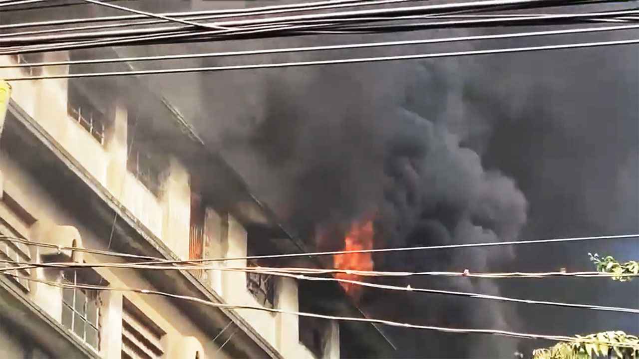 হাজারীবাগে ট্যানারির গোডাউনে ভয়াবহ আগুন, ভেঙে পড়ছে ভবনের কাচ