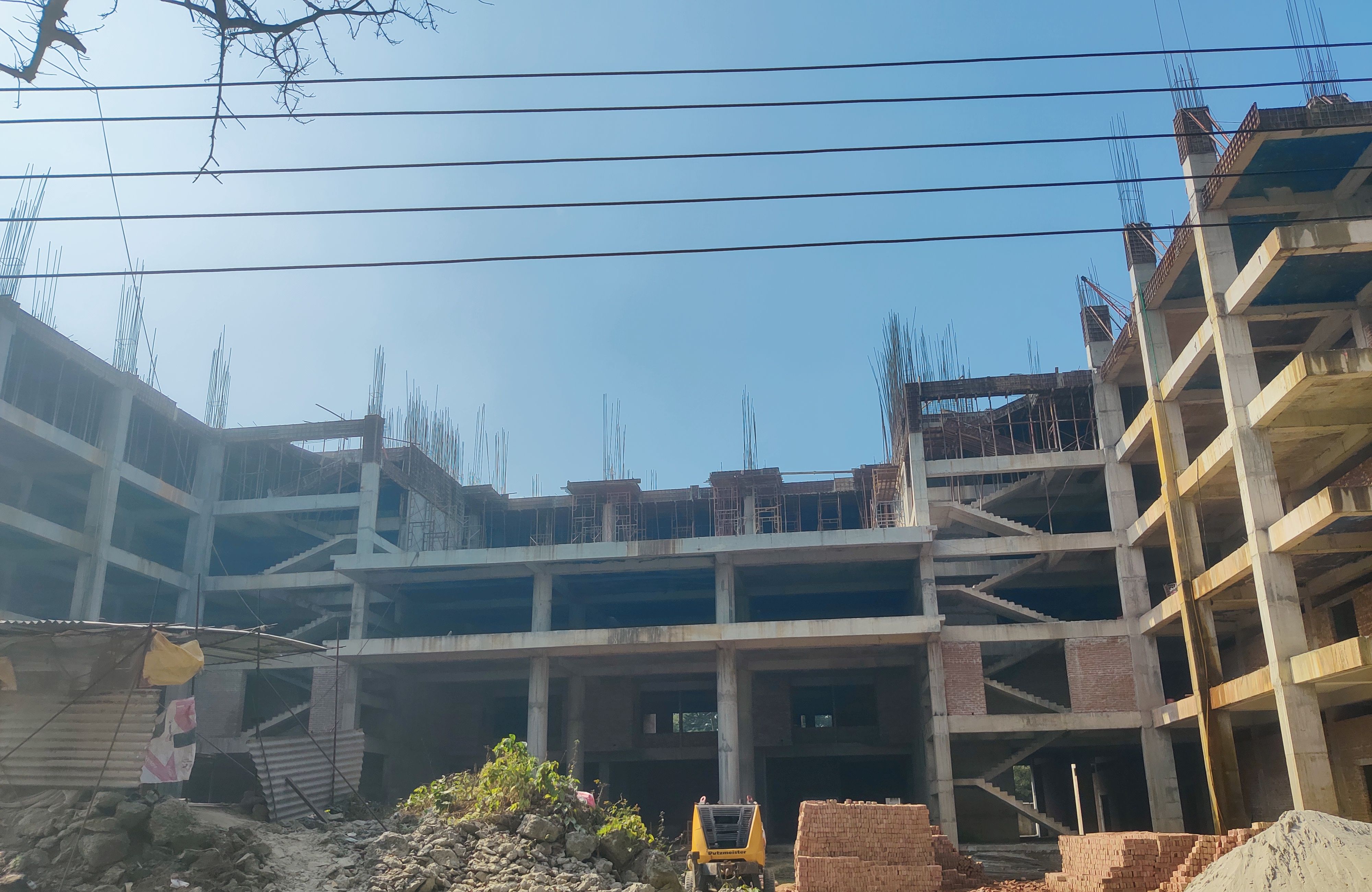 রুয়েটের নির্মাণাধীন ভবনের ছাদ থেকে পড়ে শ্রমিকের মৃত্যু