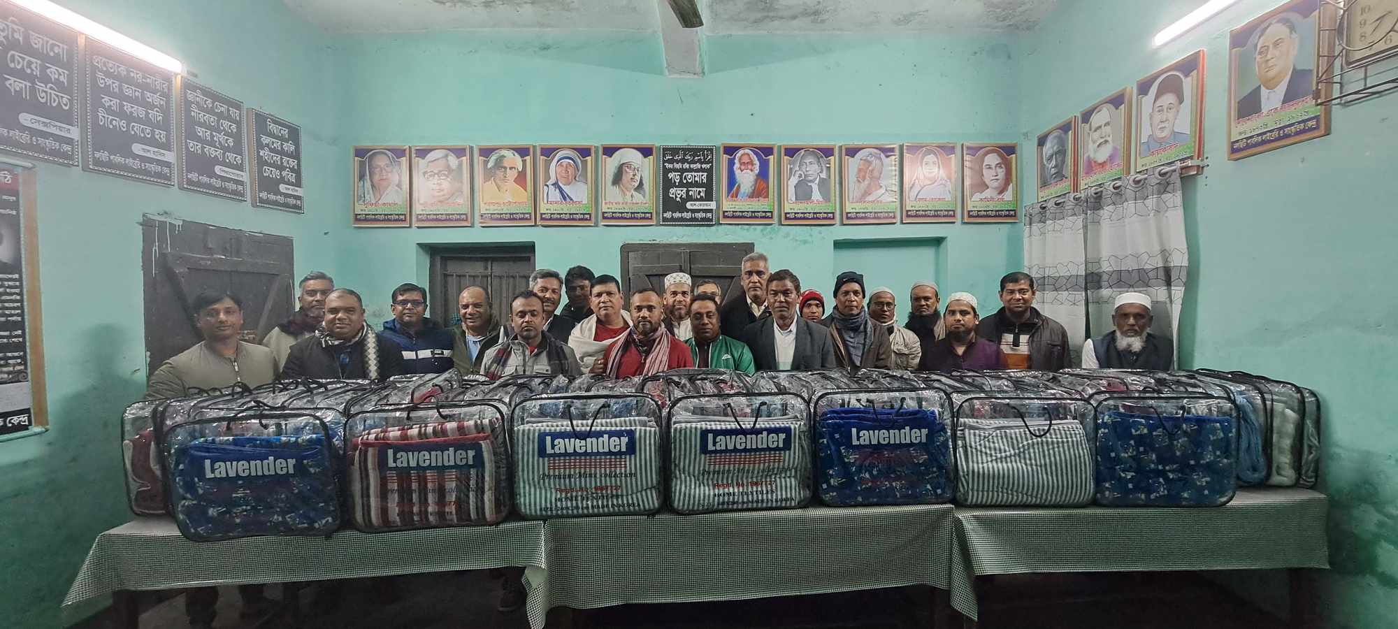 নলছিটিতে শীতার্ত মানুষের মাঝে কম্বল বিতরণ