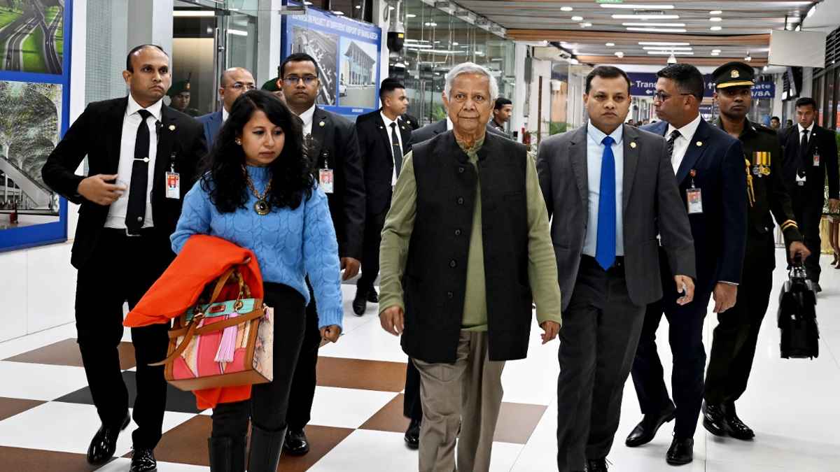 সুইজারল্যান্ডে পৌঁছেছেন প্রধান উপদেষ্টা