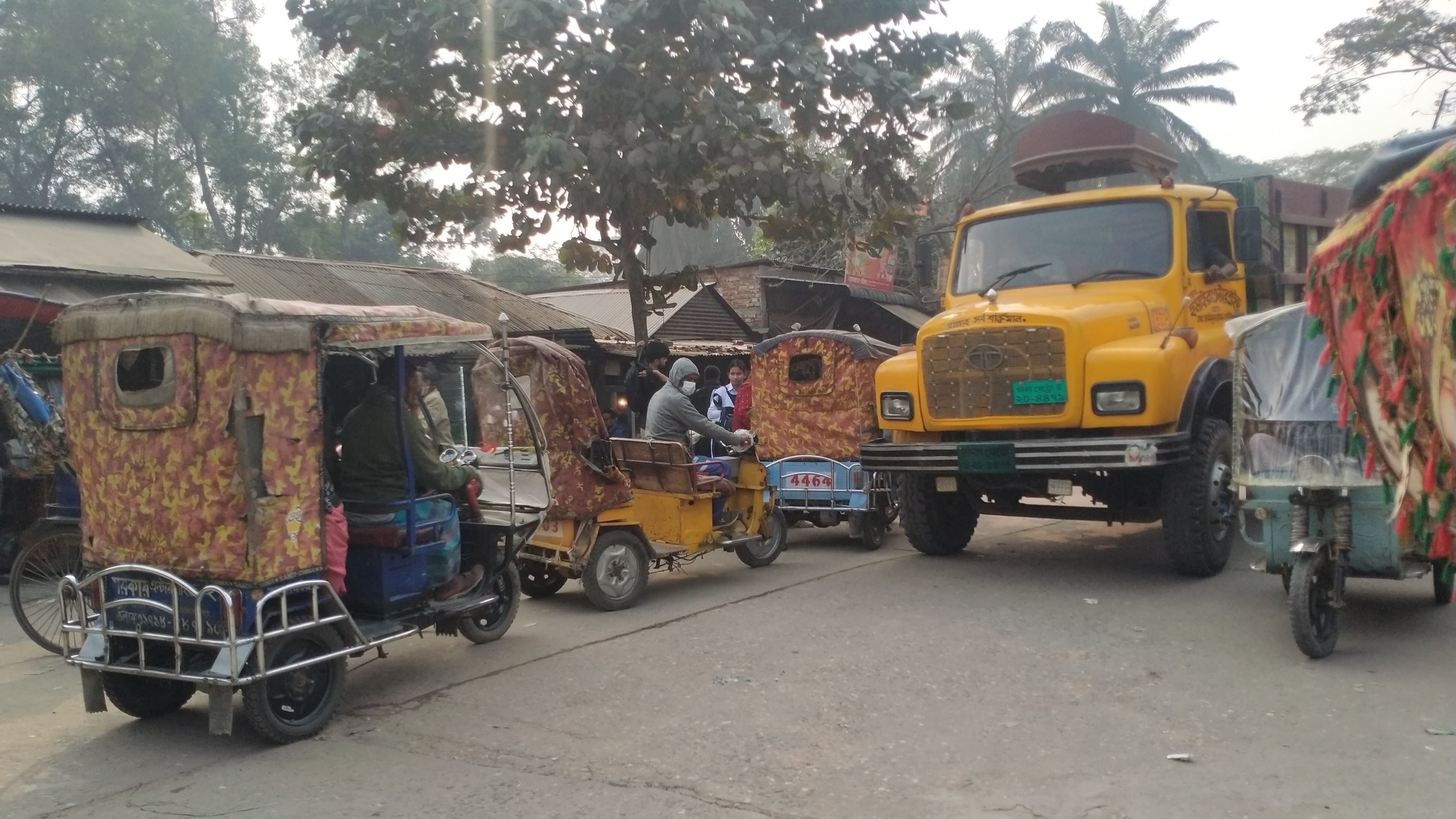 বাকৃবিতে যানবাহন সমস্যায় ভোগান্তির কবলে শিক্ষার্থীরা