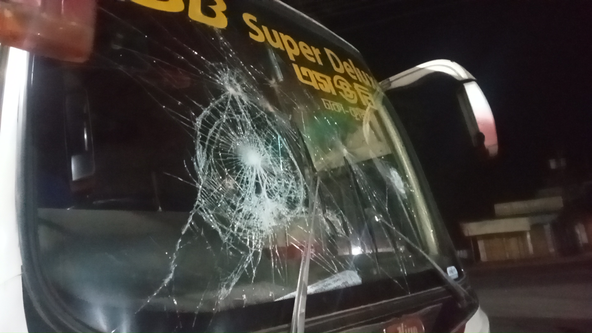 বাস ভাঙচুরে বাঁধা দেওয়ায় সমন্বয়কদের উপর চড়াও-হাতাহাতি