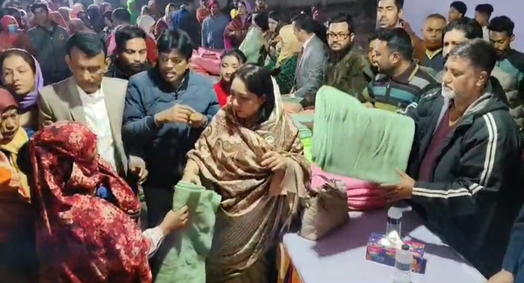 ফরিদপুরে দুস্থদের মধ্যে কম্বল বিতরণ বিএনপি নেত্রী চৌধুরী নায়াবের