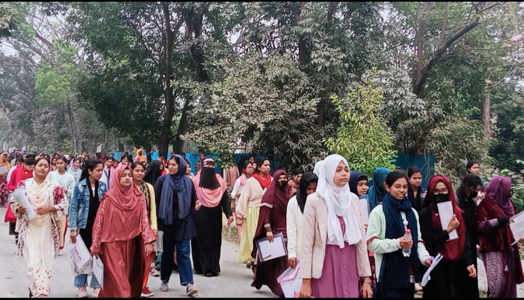 খুবি উপকেন্দ্রে ঢাবির প্রথম দিনের ভর্তি পরিক্ষা সম্পন্ন