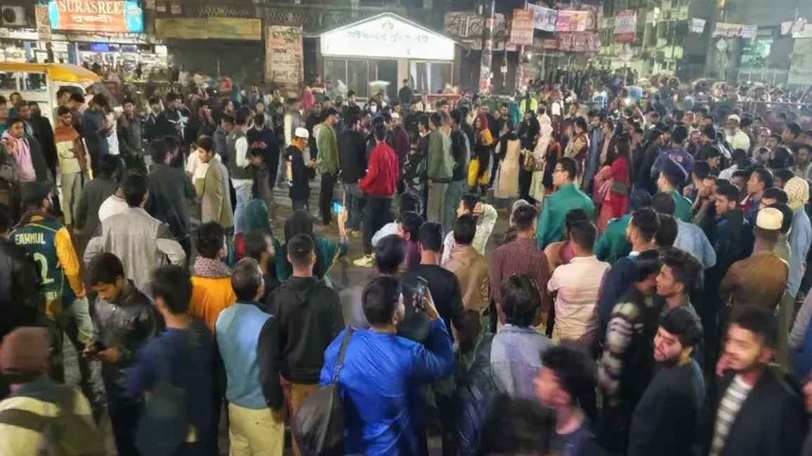 সাত কলেজের শিক্ষার্থীদের সায়েন্সল্যাব অবরোধ