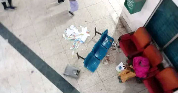 ট্রেন বন্ধে ক্ষুব্ধ যাত্রীরা, রাজশাহী স্টেশন ভাঙচুর