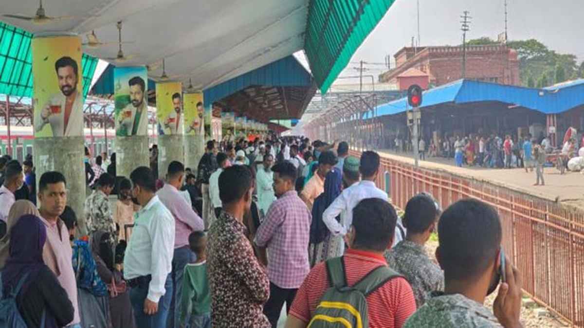 ট্রেন বন্ধে দেশজুড়ে স্টেশনগুলোতে যাত্রী ভোগান্তি চরমে