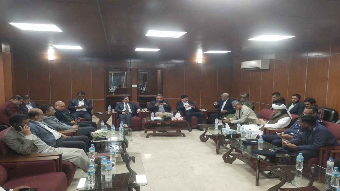 স্থবির রেল যোগাযোগ: বৈঠক থেকে সিদ্ধান্ত ছাড়াই বেরিয়ে গেলেন নেতারা