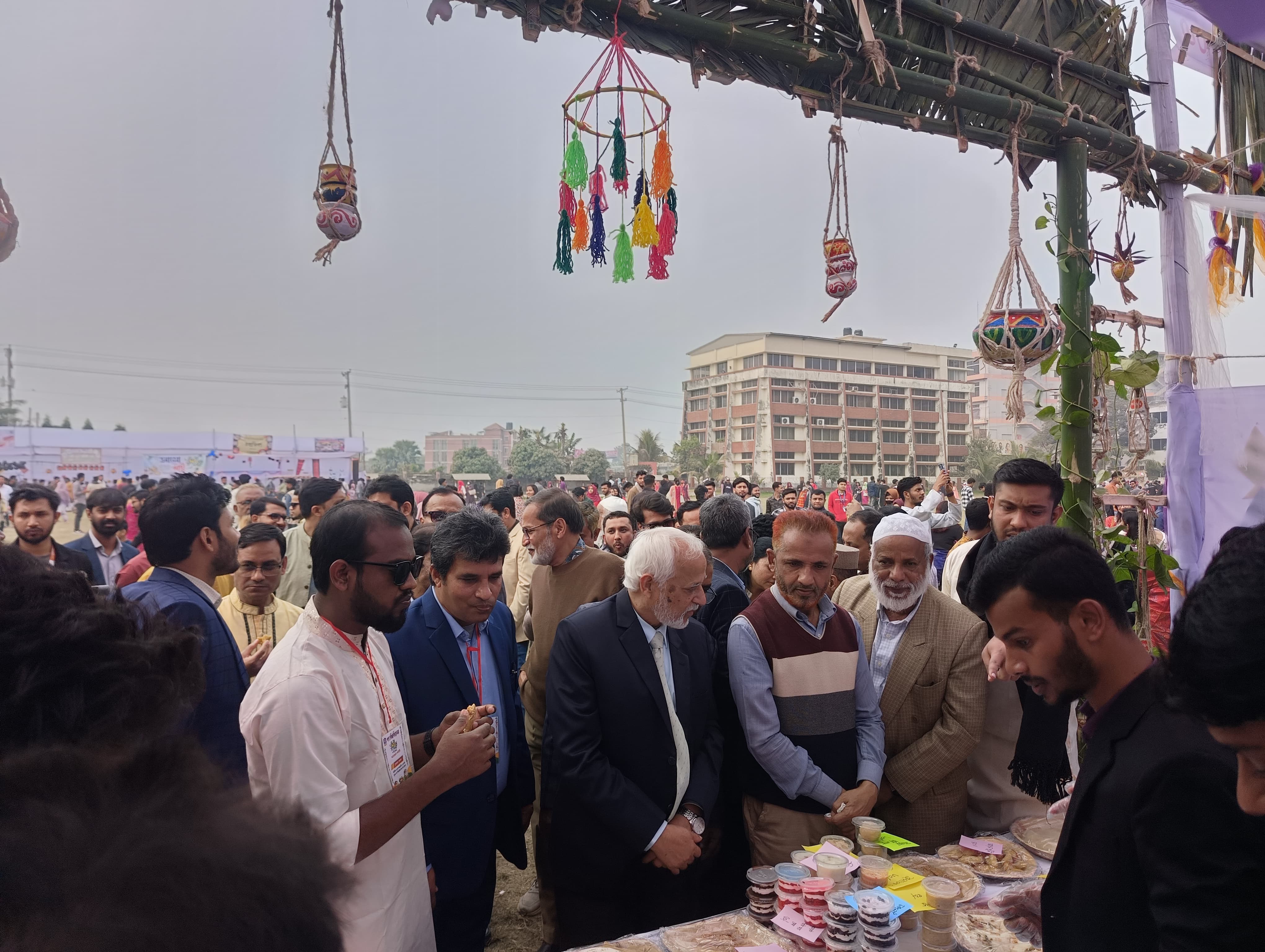 রকমারি পিঠায় মাতোয়ারা গণ বিশ্ববিদ্যালয়ের পিঠা উৎসব