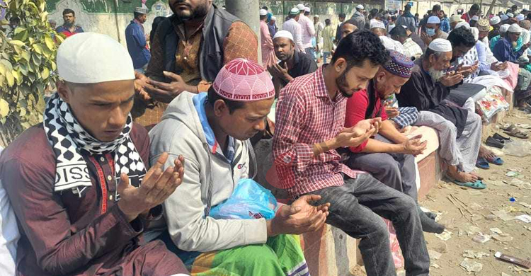 মুসলিম জাতির হেদায়েত কামনায় শেষ হলো আখেরি মোনাজাত