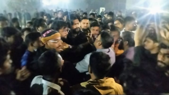 ইসলামী বিশ্ববিদ্যালয়: বাসের সিটে বসা নিয়ে দফায় দফায় মারামারি