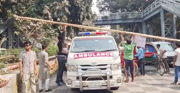 সড়ক বন্ধ করে দিয়েছেন তিতুমীর কলেজের শিক্ষার্থীরা, জনভোগান্তি চরমে