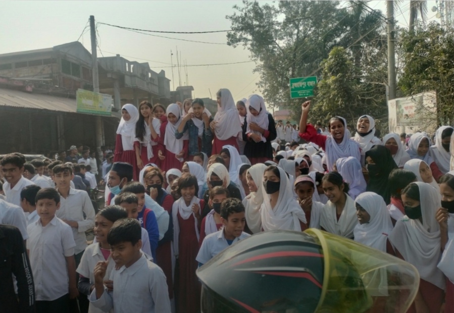 ব্রহ্মরাজপুরে প্রধান শিক্ষকের উপর হামলার প্রতিবাদে শিক্ষার্থীদের সড়ক অবরোধ