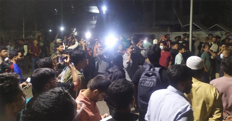 গেট ভেঙে ধানমন্ডি ৩২ নম্বরের বাড়িতে ঢুকে ছাত্র-জনতার ভাঙচুর