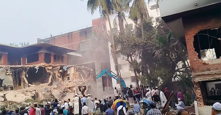 শেখ মুজিবের বাড়ি বুলডোজার দিয়ে গুঁড়িয়ে দেয়া হয়েছে