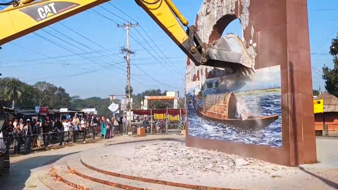 বোয়ালমারীতে বঙ্গবন্ধু স্বাধীনতা স্মৃতি স্তম্ভ ভেঙ্গে দিলো ছাত্র-জনতা