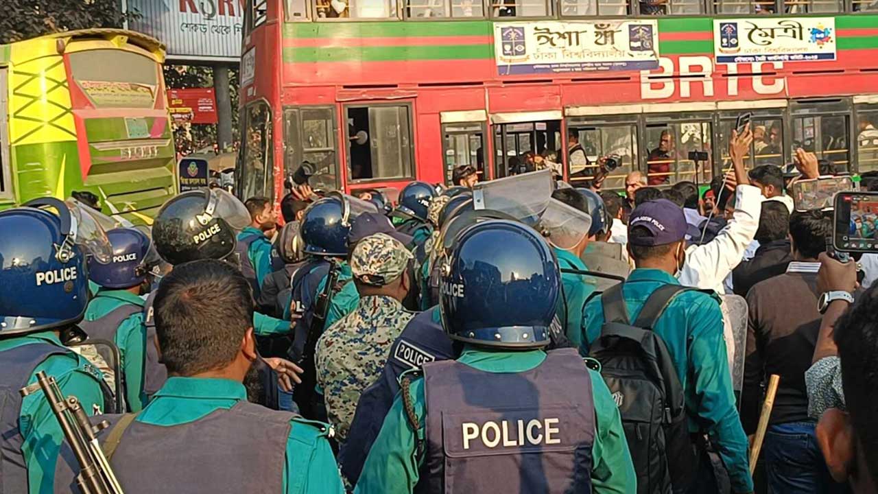 ব্যারিকেড ভেঙে সচিবালয় অভিমুখে লং মার্চ শুরু