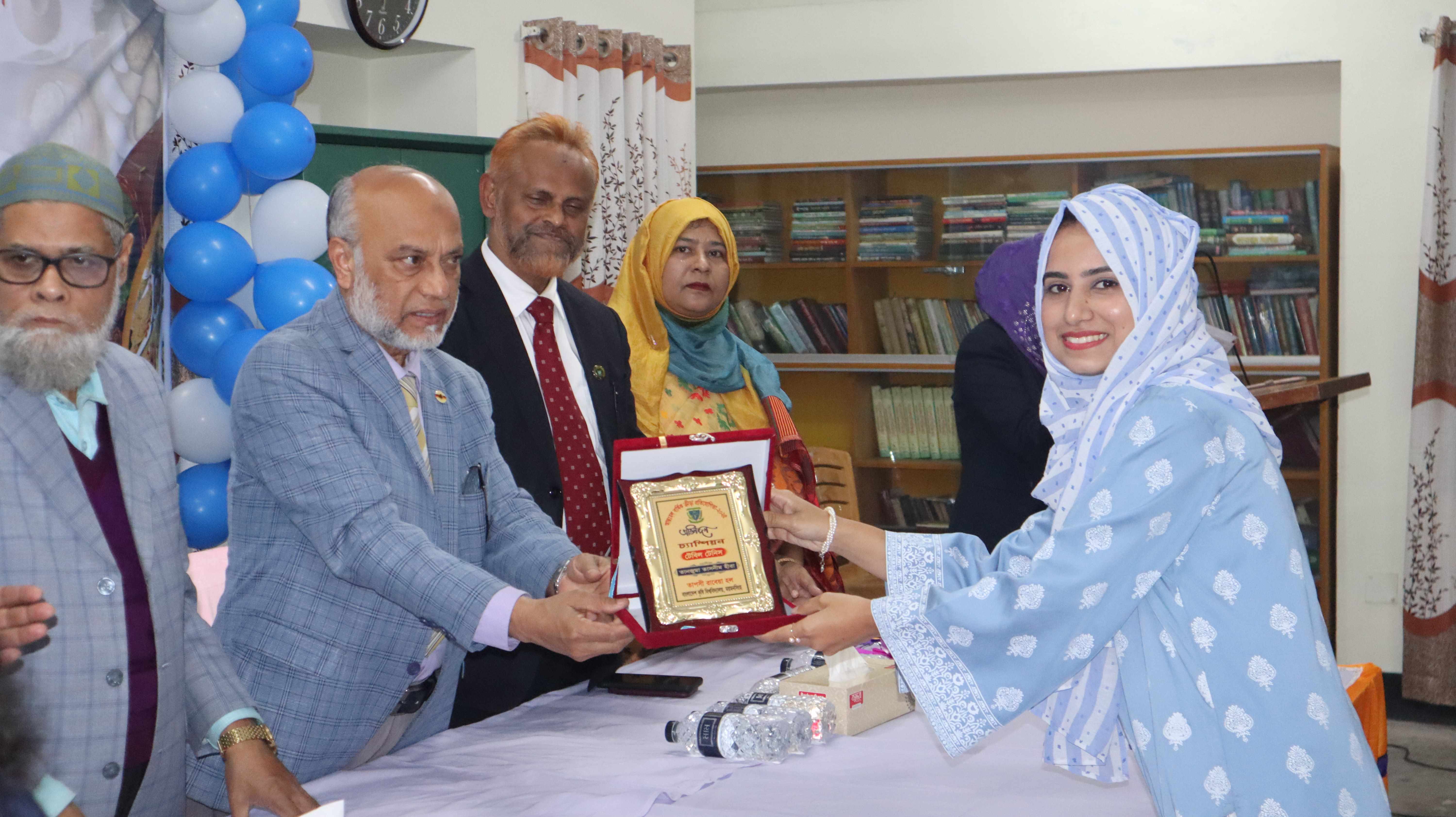 বিজয়ীদের হাতে পুরস্কার, পিঠার আয়োজনে প্রাণবন্ত তাপসী রাবেয়া হল