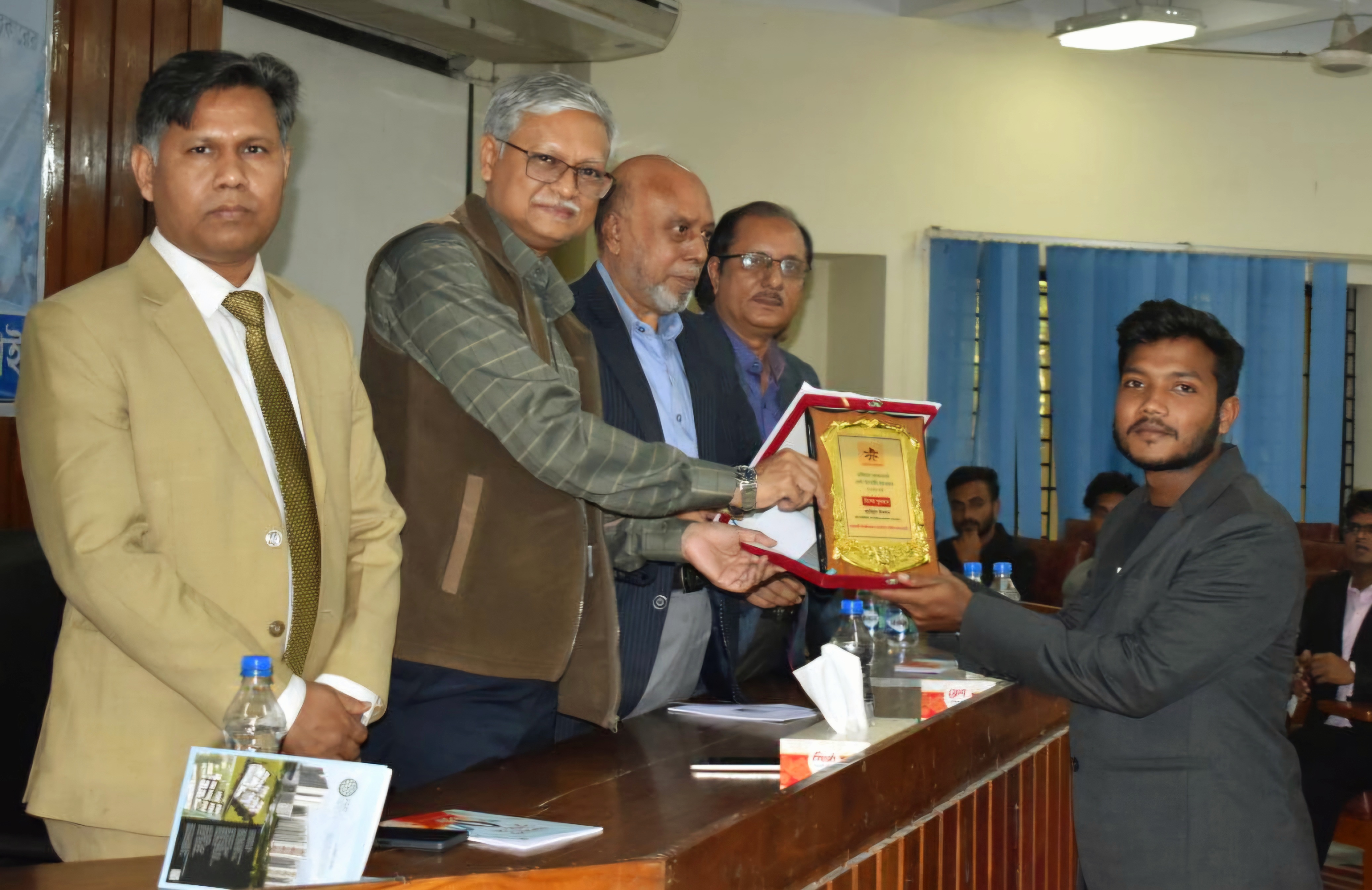 রাবি সময় জার্নাল প্রতিনিধি পেলেন বেস্ট রিপোর্টিং অ্যাওয়ার্ড