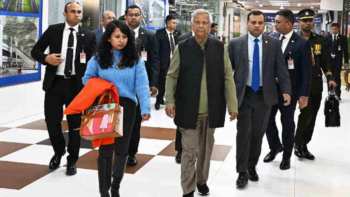 আরব আমিরাতের উদ্দেশে ঢাকা ছাড়লেন প্রধান উপদেষ্টা