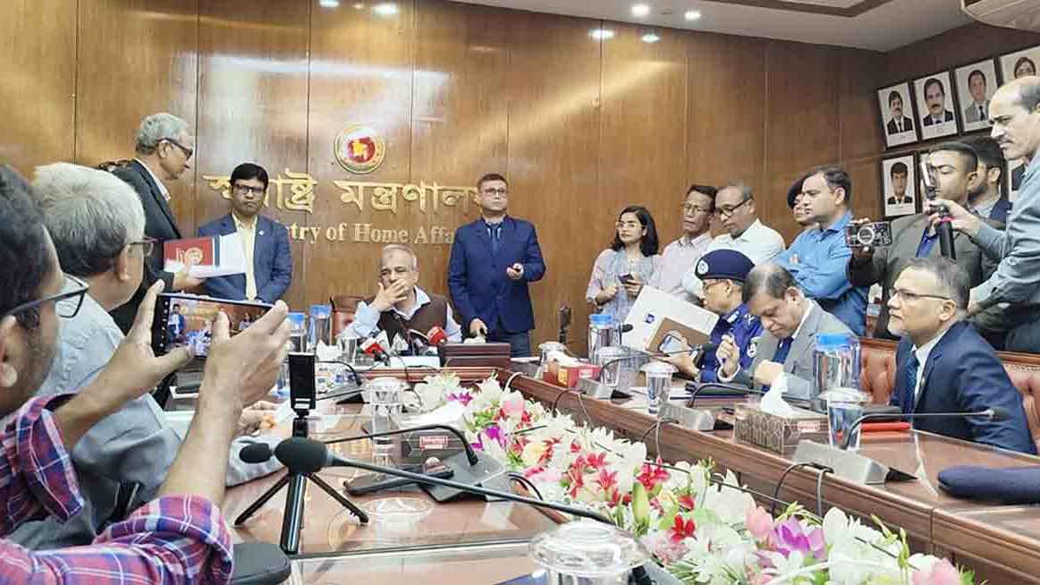 ১০ মিনিটেই অন অ্যারাইভাল ভিসা পাবেন বিদেশিরা