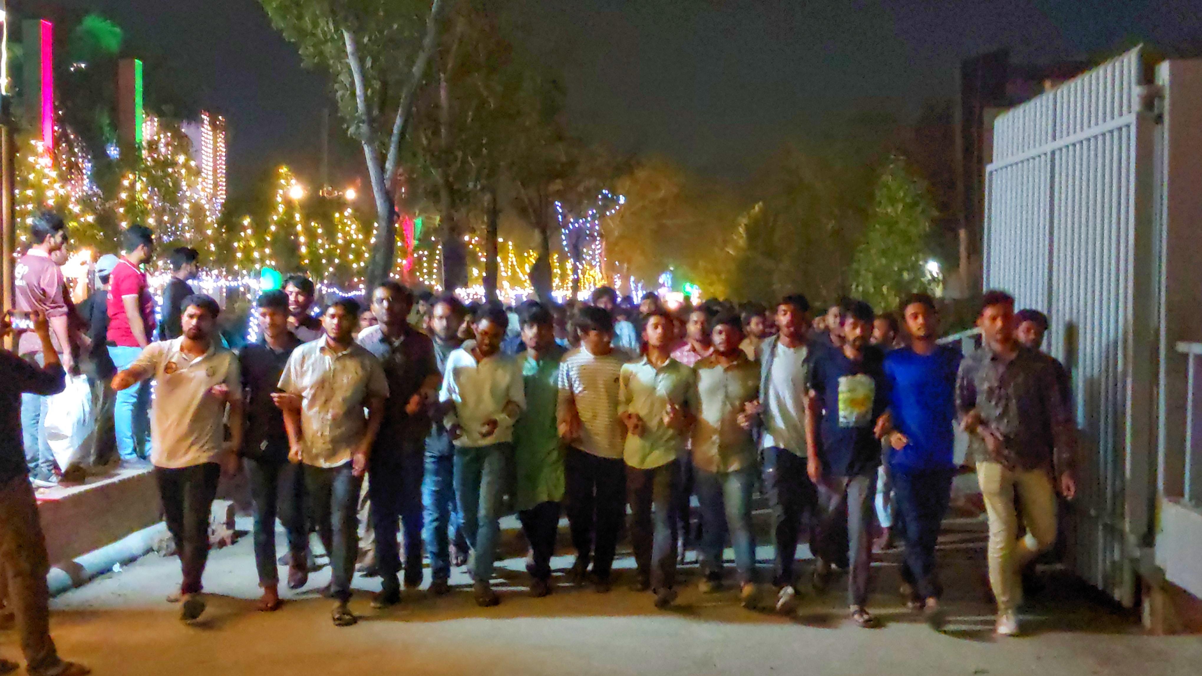 কুয়েটে নৃশংস হামলা, মধ্যরাতে খুবিতে প্রতিবাদ মিছিল