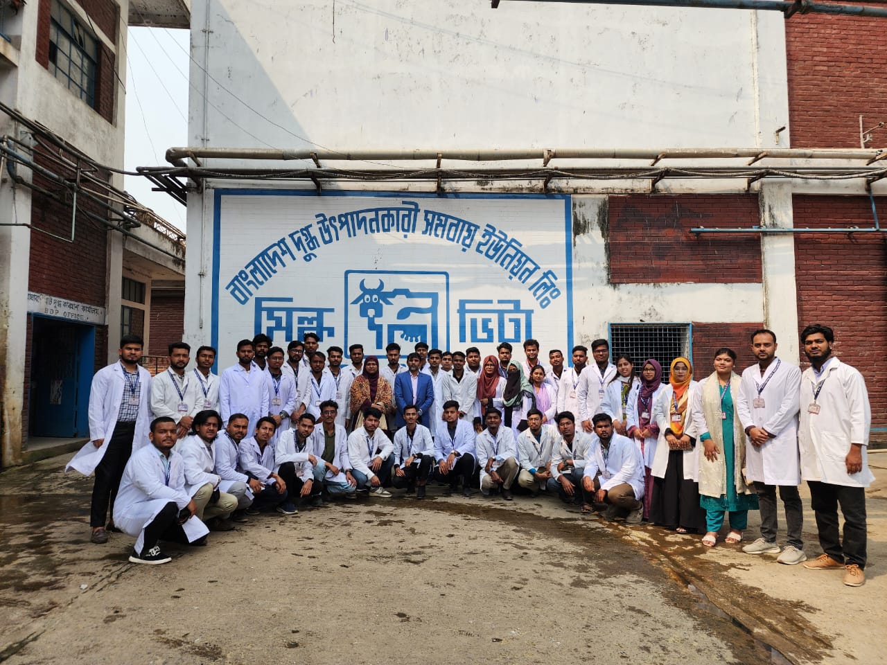 ইন্ডাস্ট্রিয়াল ট্যুরে গবির ভেটেরিনারি অনুষদের শিক্ষার্থীরা