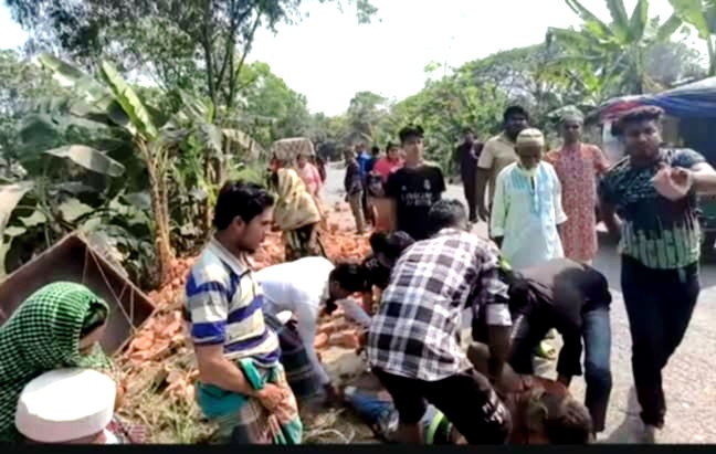 ফরিদপুরে ইট বোঝাই খেক্কর উল্টে চালক নিহত
