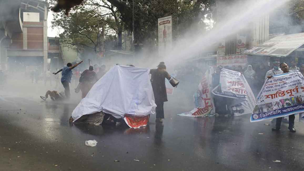 আউটসোর্সিং কর্মীদের আন্দোলনে পুলিশের জলকামান-সাউন্ড গ্রেনেড ব্যবহার
