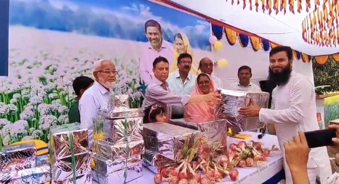 ফরিদপুরে ১৪ জেলার পেঁয়াজ চাষীদের সমাবেশে “নকশী কাঁথা” নামে নতুন জাতের ঘোষনা