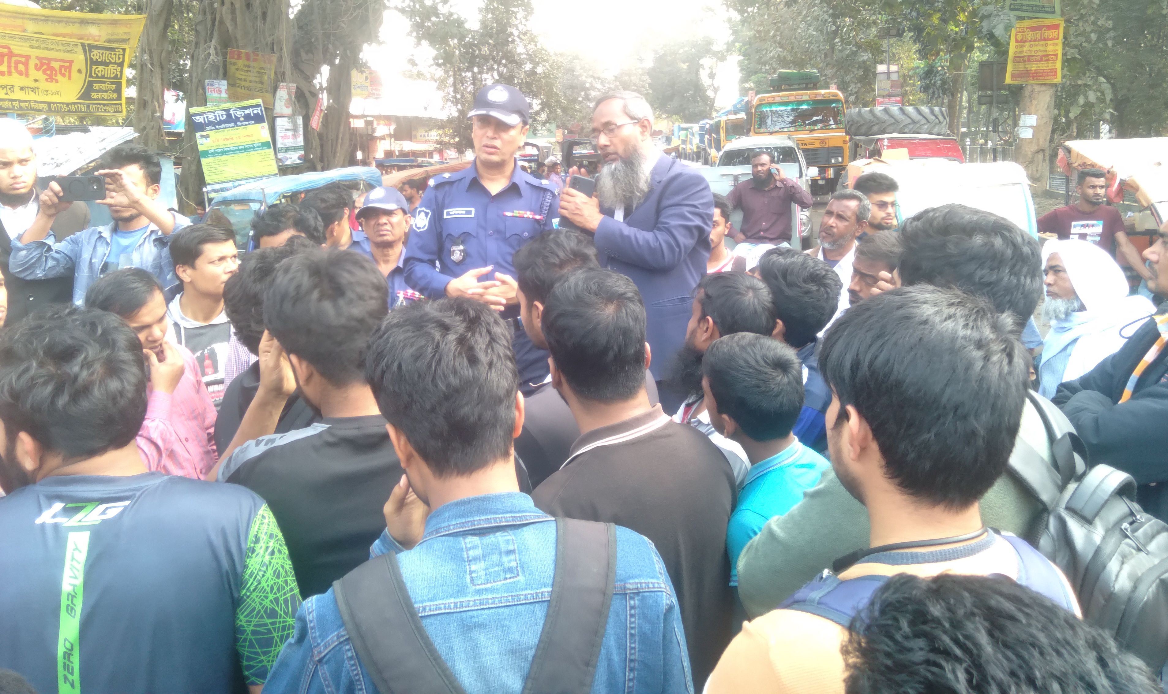 হাবিপ্রবি শিক্ষার্থীদের সড়ক অবরোধ, ৬ ঘণ্টা পর যান চলাচল স্বাভাবিক