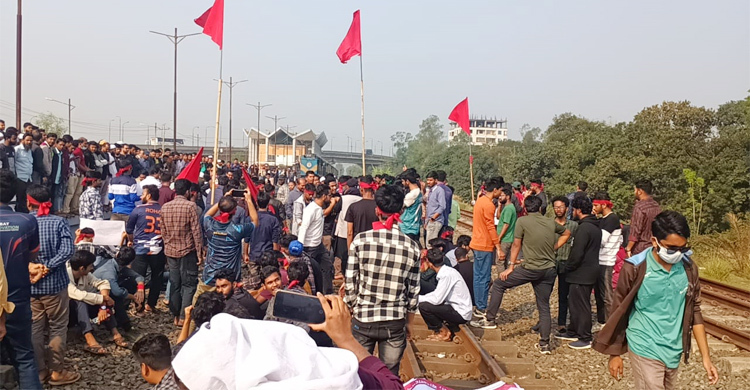শিক্ষার্থীদের বিক্ষোভ, ঢাকার সঙ্গে উত্তরবঙ্গের রেল যোগাযোগ বন্ধ
