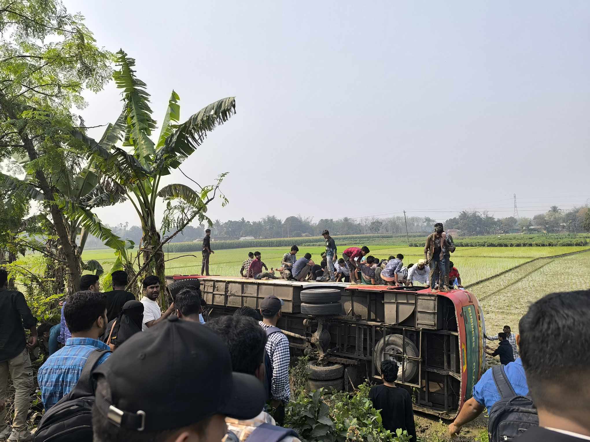 নিয়ন্ত্রণ হারিয়ে উল্টে গেল ইবির শিক্ষার্থীবাহী বাস, আহত ২০
