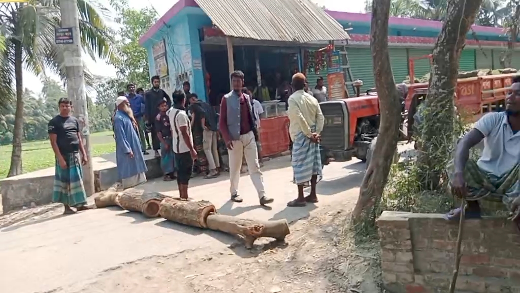 লক্ষ্মীপুরে বিএনপি নেতার চাঁদা দাবির অভিযোগ, গ্রামবাসীর সড়ক অবরোধ