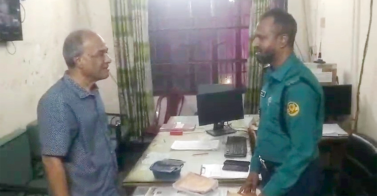 ভোরে পুলিশের টহল কার্যক্রম হঠাৎ পরিদর্শনে স্বরাষ্ট্র উপদেষ্টা