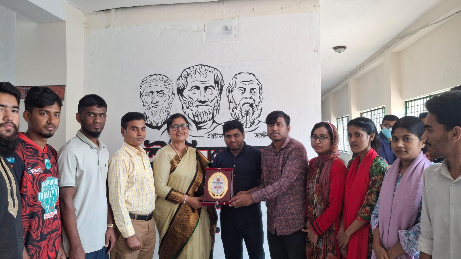 অধ্যক্ষকে বিদায়ী সংবর্ধনা দিল সতিকসাস