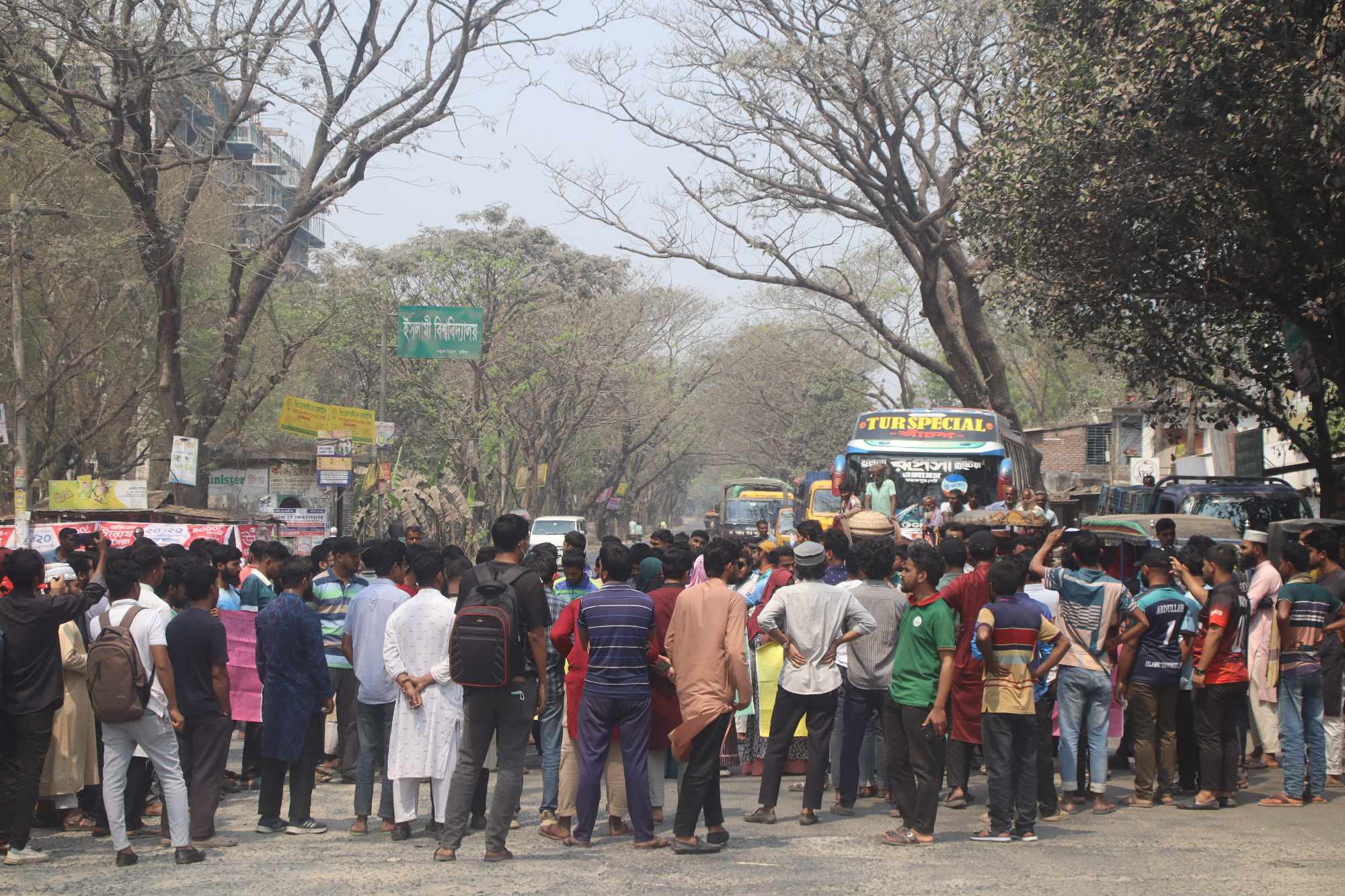 মহাসড়ক অবরোধ করে ইবি শিক্ষার্থীদের বিক্ষোভ: ধর্ষকদের শাস্তি মৃত্যুদন্ড নিশ্চিতের দাবি