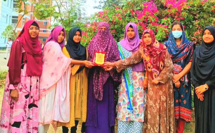 নারী দিবসে সম্মাননা দিল হাবিপ্রবি'র গ্রীন ভয়েস