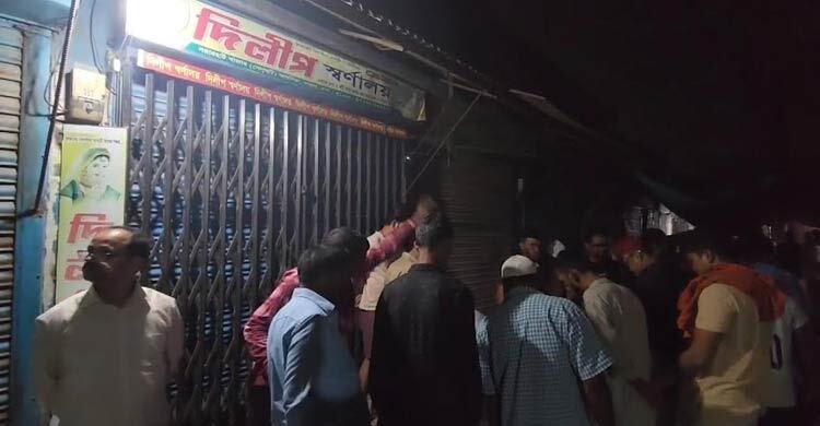 আশুলিয়ায় ককটেল ফাটিয়ে স্বর্ণের দোকানে ডাকাতি, মালিককে কুপিয়ে হত্যা