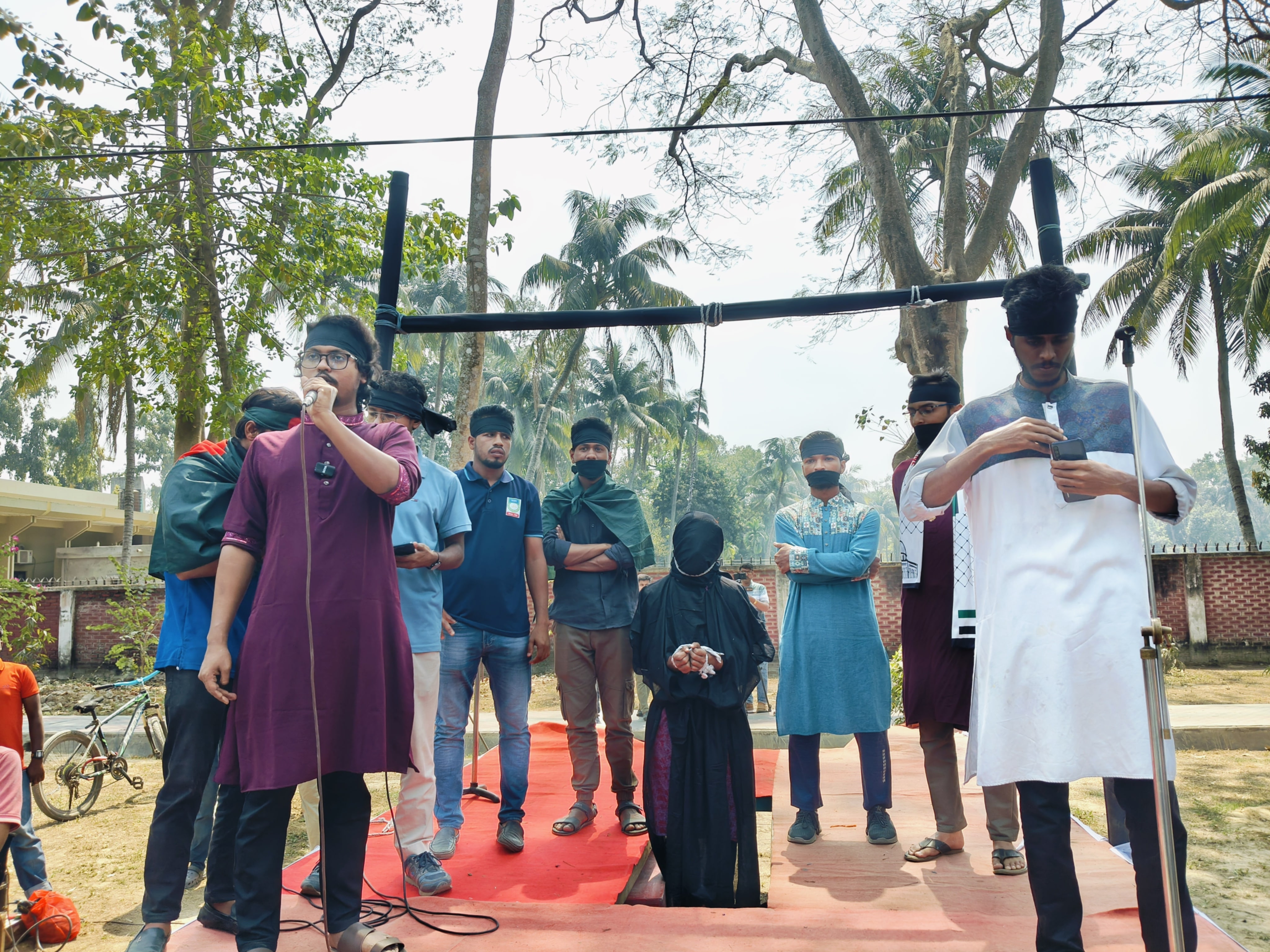 ধর্ষকের শাস্তির দাবিতে রাজশাহী বিশ্ববিদ্যালয়ে প্রতীকী ফাঁসি
