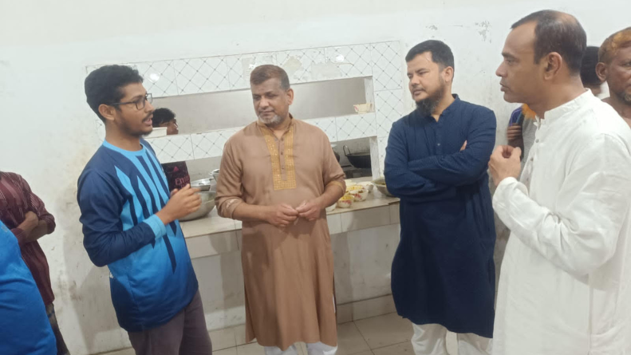 সাহরির সময়ে ডাইনিং-ক্যান্টিন পরিদর্শনে শেকৃবি প্রশাসন