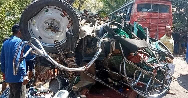 ব্যাটারিচালিত রিকশাকে বাসের চাপা: চট্টগ্রামে ভাই-বোনসহ তিনজন নিহত