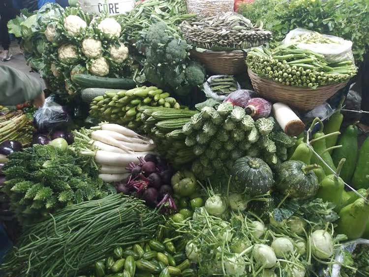 বাজারে অস্বস্তি শুধু চালে, অধিকাংশ পণ্যের দাম নিম্নমুখী