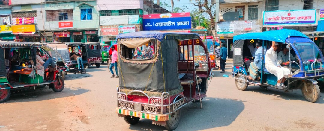নলছিটিতে অনুমোদনহীন অটোরিকশায় অ‌নিরাপদ সড়ক