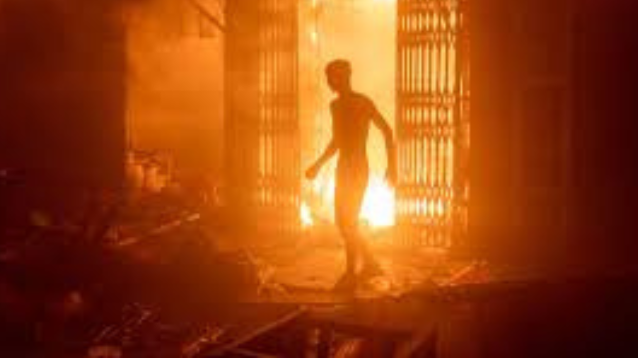 মধ্যরাতে অগ্নিকাণ্ড:পুড়ে গেছে রাজশাহীর নিউমার্কেটের ১২টি দোকান